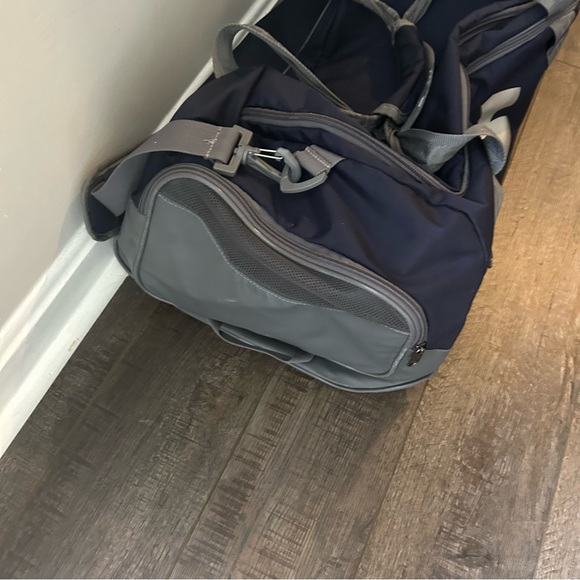 Under Armour Undeniable Duffle 3.0 Gym Bag in Midnight Navy/ Graphite/ Silver - Picture 3 of 5